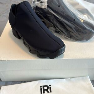 NWOB WES iRi Black Low Top  Black Slip-On Sneakers with black Heel sz 5